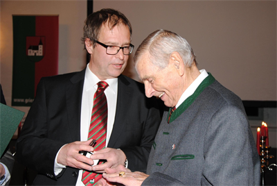 Vizebürgermeister Mag. Günter Haslberger überreicht den Ehrenring an Gemeinderat a.D. Walter Pachner.